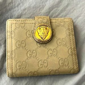 Gucci wallet used as prop in film